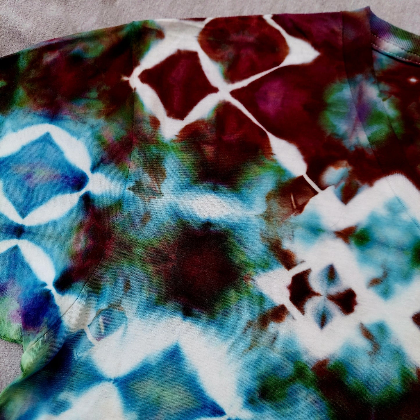 V-Neck T-Shirt - Unisex Large - Glitch, Jewel Rainbow